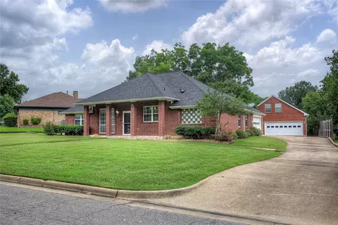 900 River Oaks Dr, Greenville, TX 75402