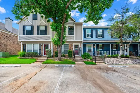 107 Churchill Ln, Euless, TX 76039