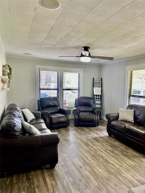 Living - 814 Spring St, Springhill, LA 71075 photo 1 of 1