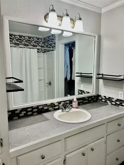 Bath - 814 Spring St, Springhill, LA 71075 photo 1 of 2