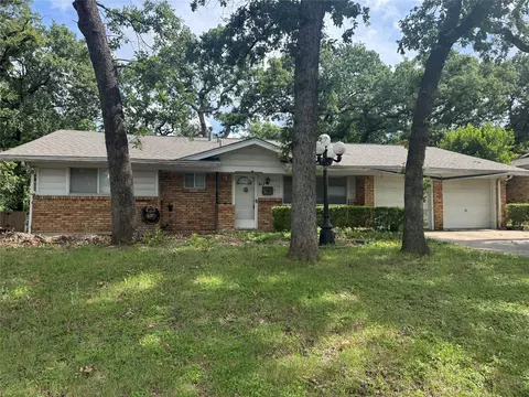 617 Forest Ln, Hurst, TX 76053