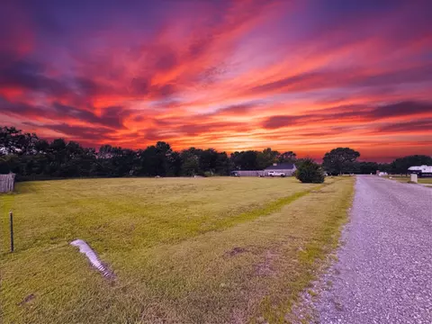 271 County Road 4443, Trenton, TX 75490