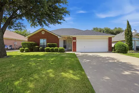 316 Preston Dr, Cleburne, TX 76033