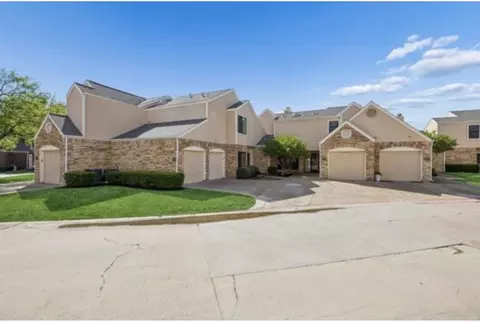 217 Cimarron Trl #5, Irving, TX 75063