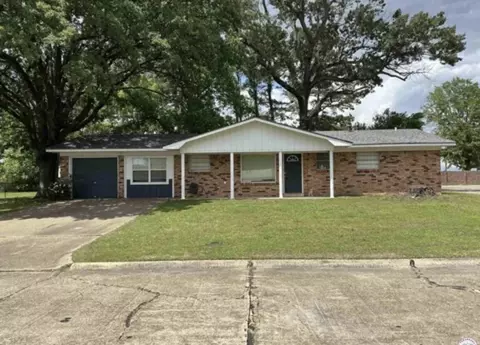 1002 Champion St, Texarkana, TX 75501