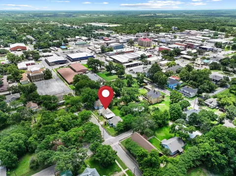 217 W 7th St, Bonham, TX 75418