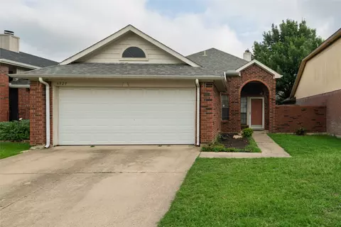 6929 Aston Dr, North Richland Hills, TX 76182