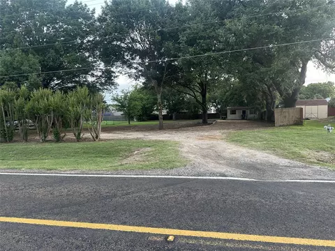 608 W Walcott St, Pilot Point, TX 76258