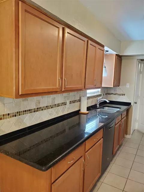Kitchen - 2225 Ruby Rd, Irving, TX 75060 photo 6 of 9