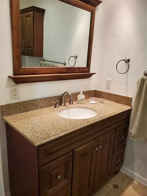 Bath - 2225 Ruby Rd, Irving, TX 75060 photo 4 of 6