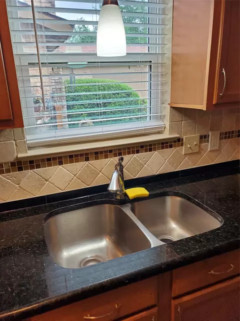 Kitchen - 2225 Ruby Rd, Irving, TX 75060 photo 7 of 9