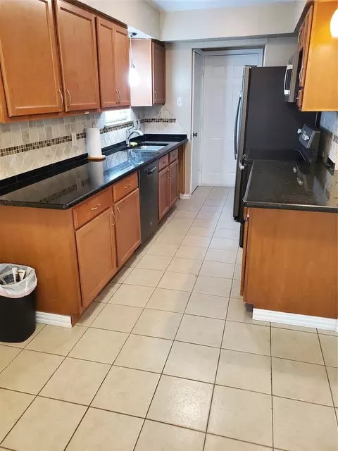 Kitchen - 2225 Ruby Rd, Irving, TX 75060 photo 5 of 9