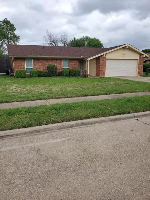 Exterior - 2225 Ruby Rd, Irving, TX 75060 photo 2 of 7