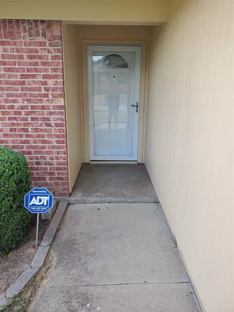 Exterior - 2225 Ruby Rd, Irving, TX 75060 photo 3 of 7