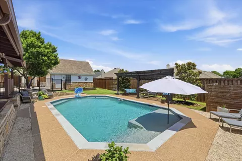 121 Honeysuckle Dr, Justin, TX 76247