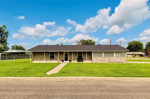 100 Vatra St, Mount Vernon, TX 75457