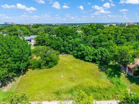 18 Thornhill Rd, Benbrook, TX 76132
