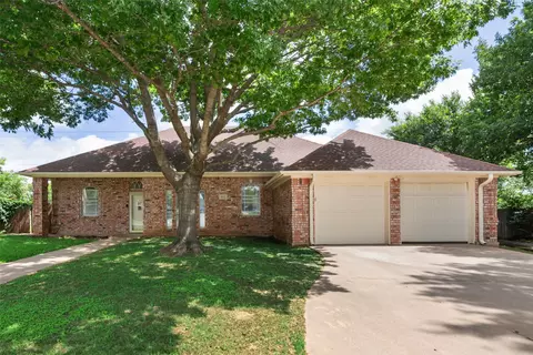 412 Springhill Ct, Burleson, TX 76028