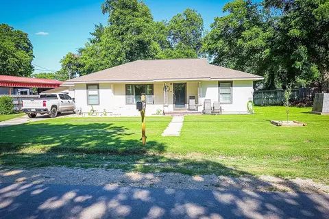 725 S Austin St, De Leon, TX 76444
