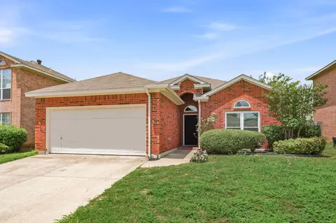 10621 Cloisters Dr, Fort Worth, TX 76131
