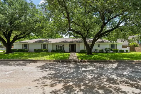 4113 Ridglea Country Club Dr, Fort Worth, TX 76126