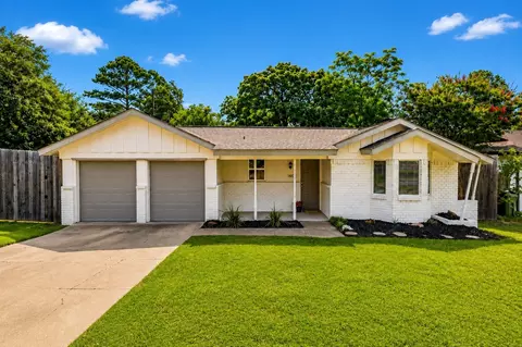 1140 Simpson Dr, Hurst, TX 76053
