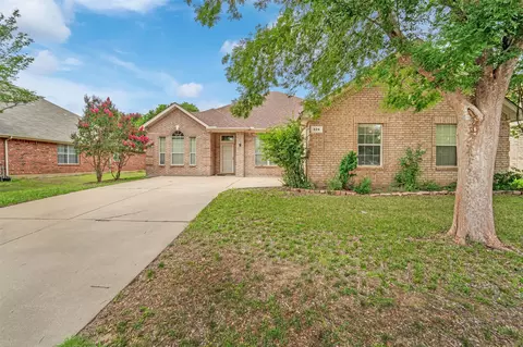 824 Duck Pond Dr, Grand Prairie, TX 75052