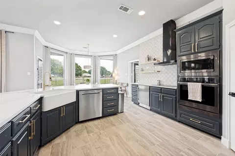818 Riviera Dr, Mansfield, TX 76063