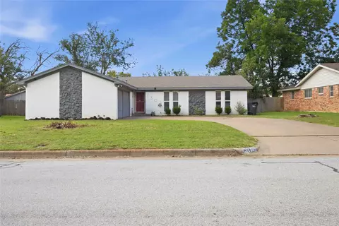 1305 Pinehurst Dr, Fort Worth, TX 76134