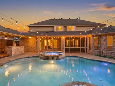 2533 Green Oak Dr, Carrollton, TX 75010