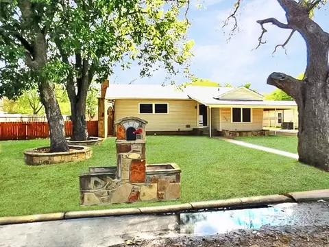 135 Summitt Ave, Graham, TX 76450