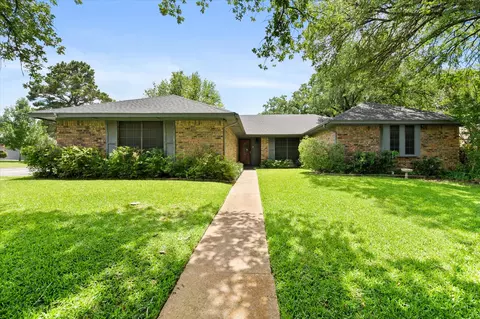 2811 Valparaiso Trl, Arlington, TX 76017