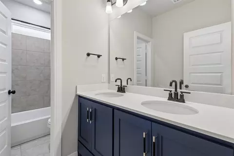 Bath - 1047 Harmony Trl, Argyle, TX 76226 photo 2 of 4