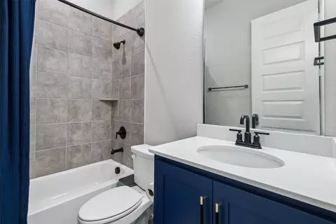 Bath - 1047 Harmony Trl, Argyle, TX 76226 photo 1 of 4