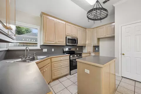 Kitchen - 216 Point Cir, Pilot Point, TX 76258 photo 2 of 5