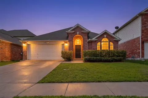 4736 Parkmount Dr, Fort Worth, TX 76137