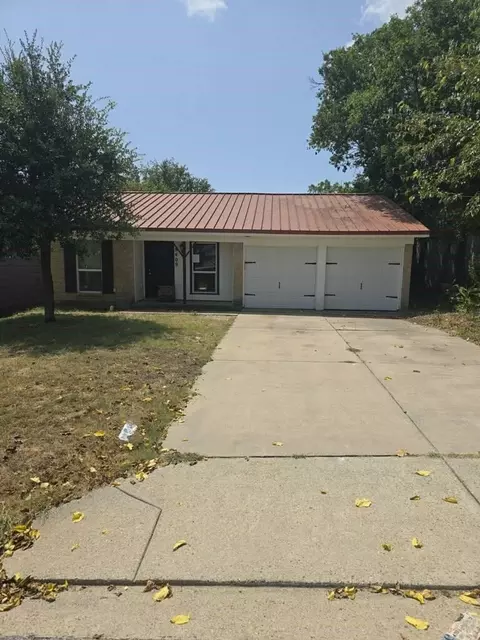 8409 Wyatt Dr, White Settlement, TX 76108