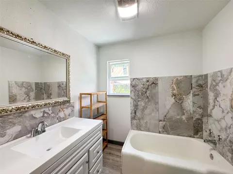 Bath - 1402 Avenue A, Cisco, TX 76437 photo 2 of 4