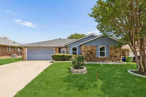 6417 Loma Vista Dr, Watauga, TX 76148