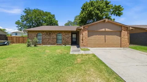 5821 Maiden Ln, Fort Worth, TX 76131