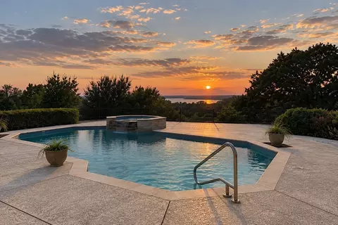 1614 Crow Creek Dr, Granbury, TX 76049