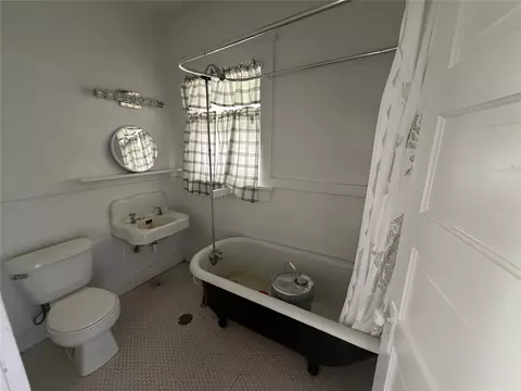 Bath - 709 E 23rd St, Cisco, TX 76437 photo 1 of 1