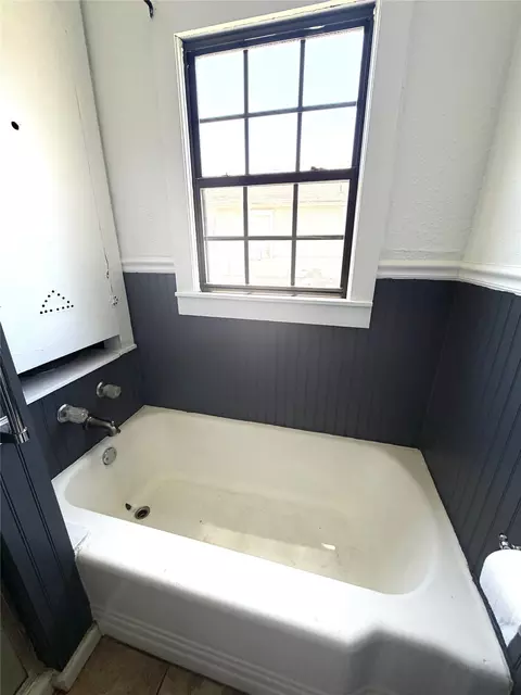 Bath - 707 E 23rd St, Cisco, TX 76437 photo 3 of 3