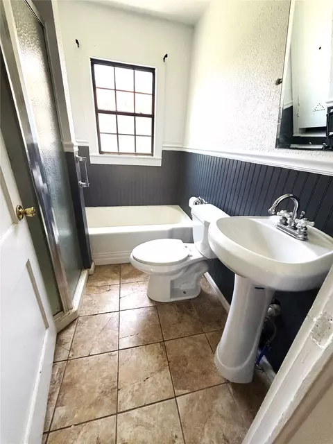 Bath - 707 E 23rd St, Cisco, TX 76437 photo 1 of 3