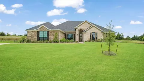1080 Julian Dr, Van Alstyne, TX 75495