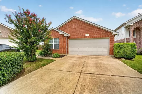 6520 Geneva Ln, Fort Worth, TX 76131
