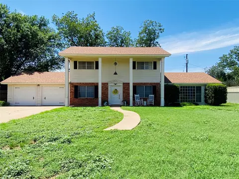 661 S 11th Ave, Munday, TX 76371