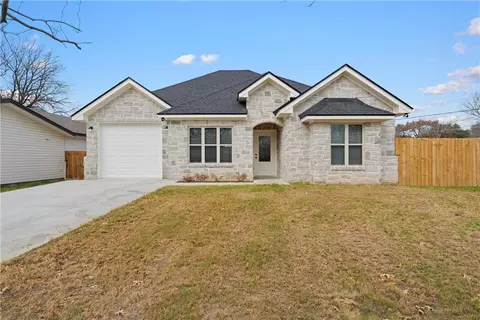 107 Alamo Dr, Mcgregor, TX 76657