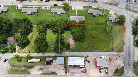 808 E Third St, Bonham, TX 75418