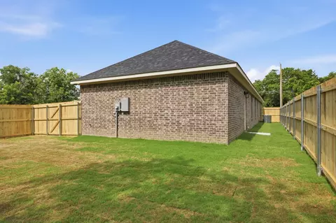 Exterior - 302 Evans St, Cleburne, TX 76031 photo 6 of 8